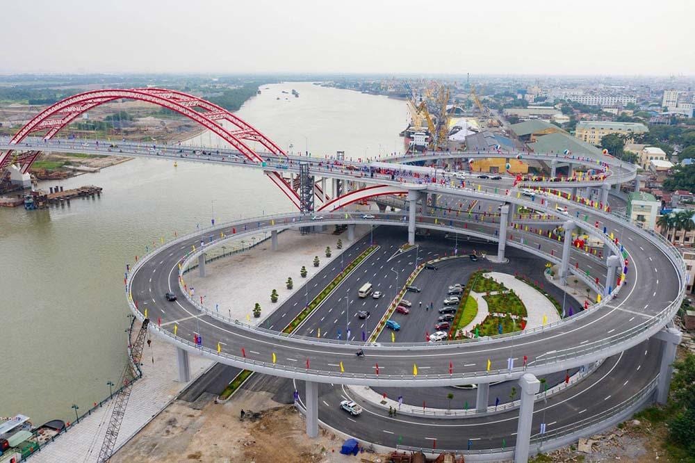 Du khách có thể ghé cầu Hoàng Văn Thụ chụp ảnh, ngắm hoàng hôn
